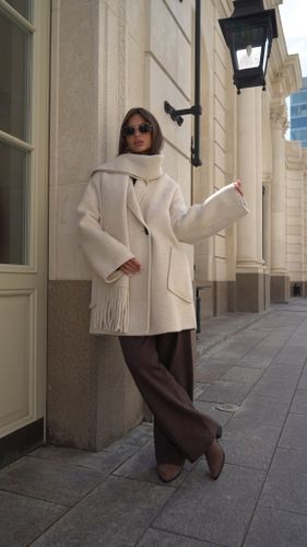 Укороченное пальто с шарфом в молочном цвете