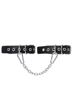 Черные оковы из одного ремешка с люверсами