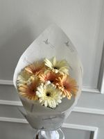 Кулек из гербер в кремовом оттенке 7 шт