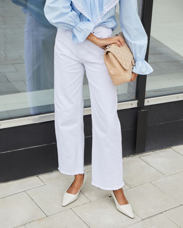 Джинсы прямые с рваным низом