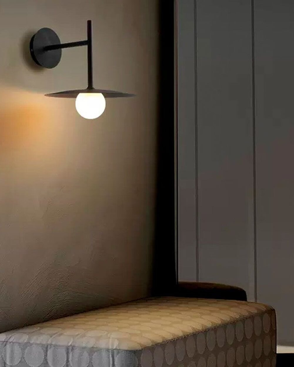 Современный настенный светильник в минималистичном стиле.