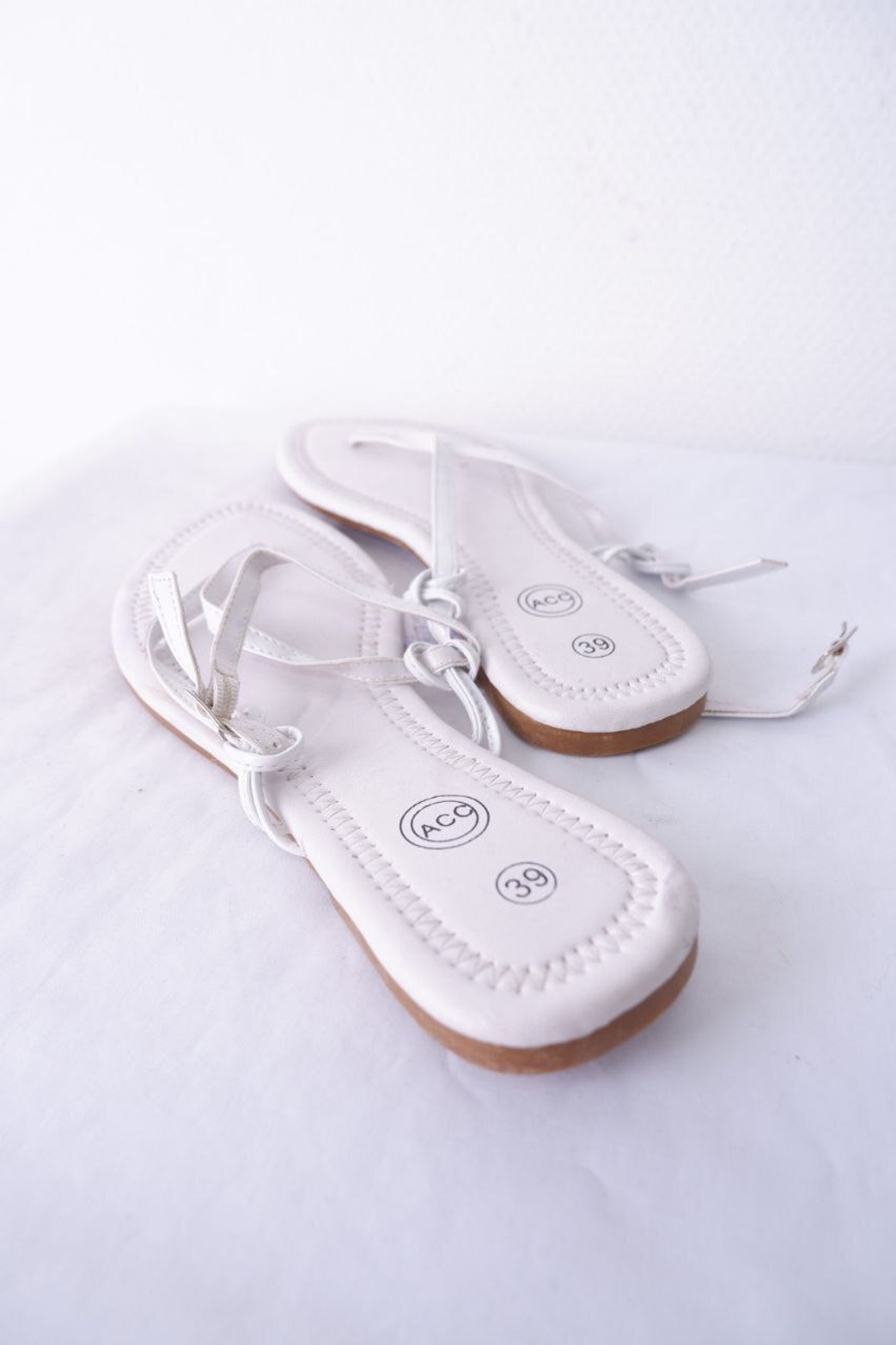 Сандалии белые 39 размер