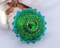 Брошь ручной работы из бисера и страз, кристаллов. зеленый/ подарок любимой, маме, коллеге, подруге / бижутерия / оригинальный подарок /
