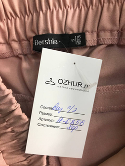 Брюки Bershka красивого цвета, маркировка S, визуально 44 размер