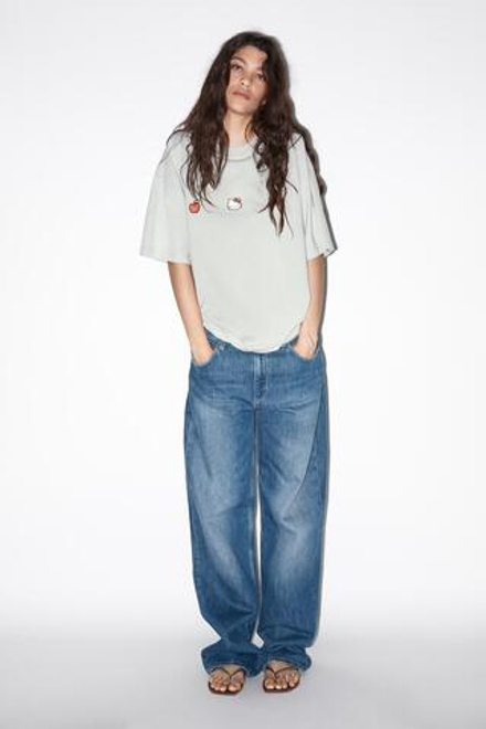 ZARA ФУТБОЛКА ИЗ ТКАНИ С ЭФФЕКТОМ ПОТЕРТОСТИ С ПРИНТОМ HELLO KITTY © 2025 SANRIO T-SHIRT, СЕРЫЙ