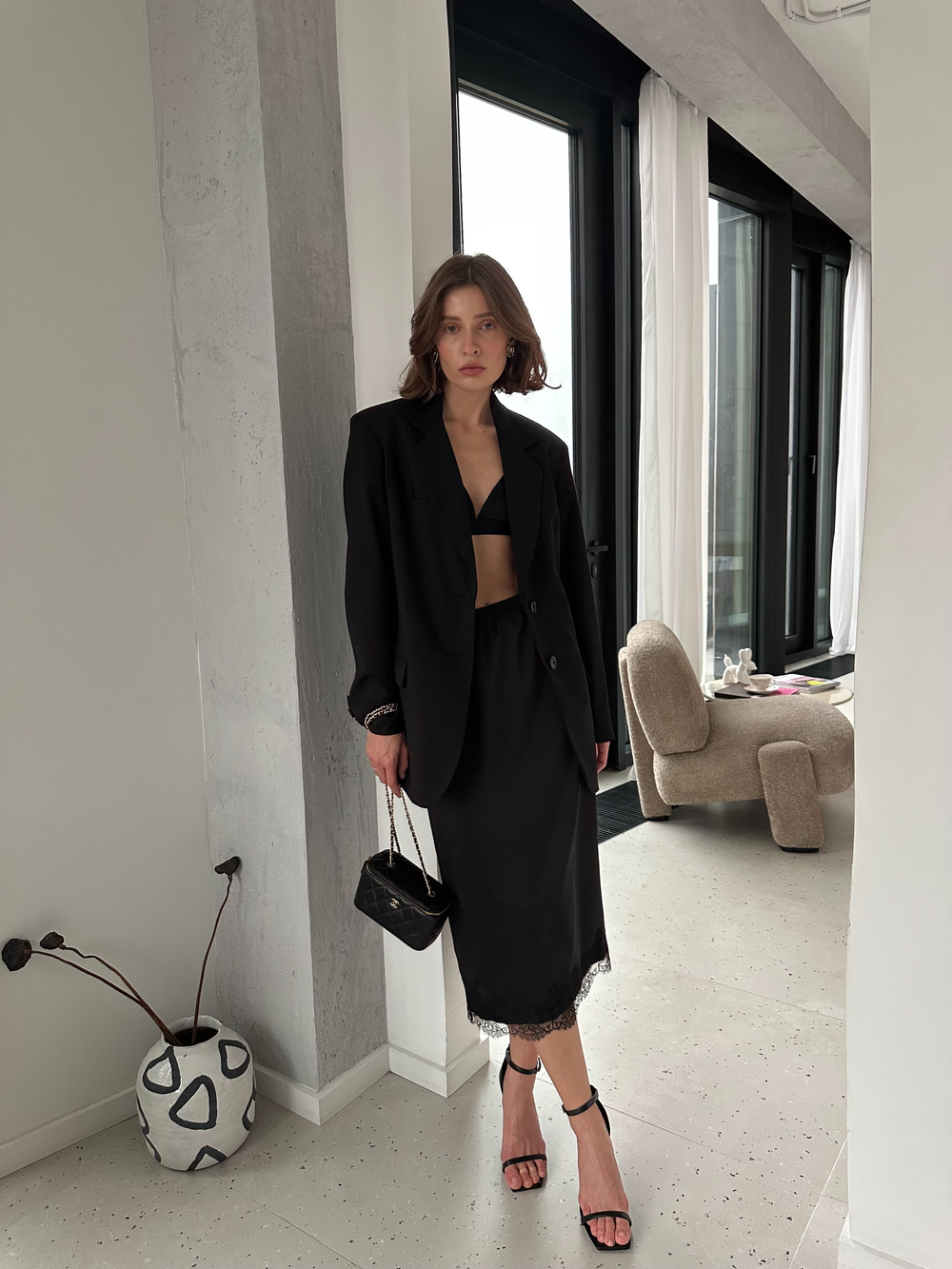 Юбка из шелка с кружевом миди черная