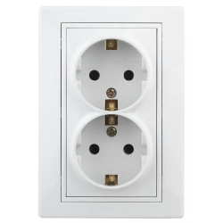 Розетка Intro Plano 1-205-01 с заземлением двойная 2X2P+E Schuko 16А-250В IP20 скрытой установки белая