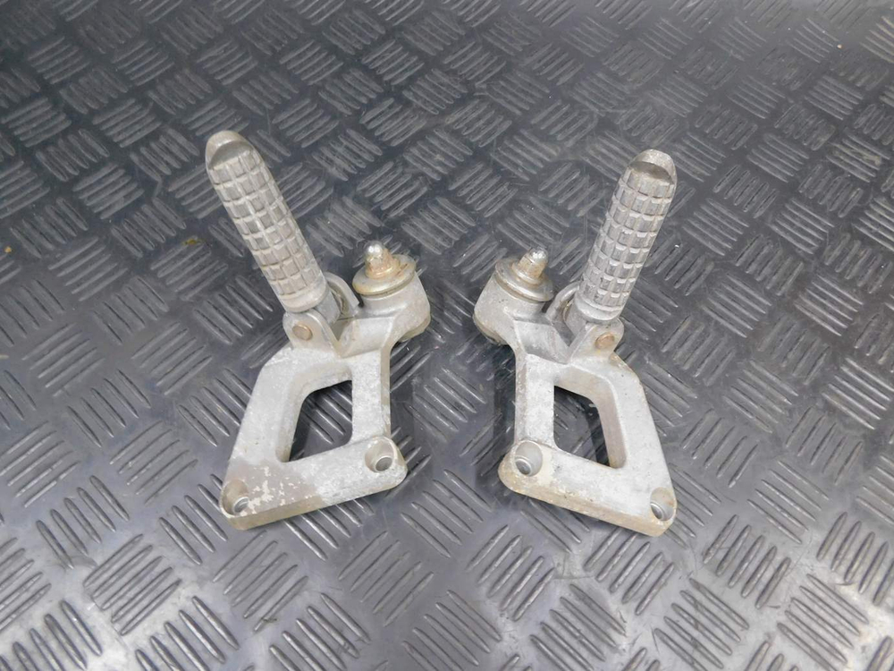 Подножки пассажирские Kawasaki ZZR 400 98 (с кронштейнами) 052993