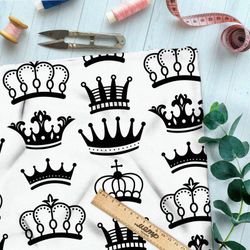 Ткань сатин чёрные короны на бежевом фоне