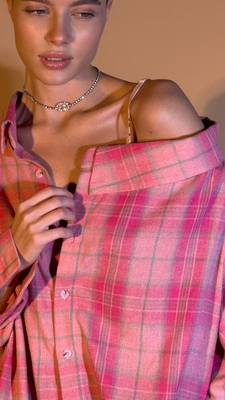 Рубашка в клетку оттенок малиновый сорбет осень 2025