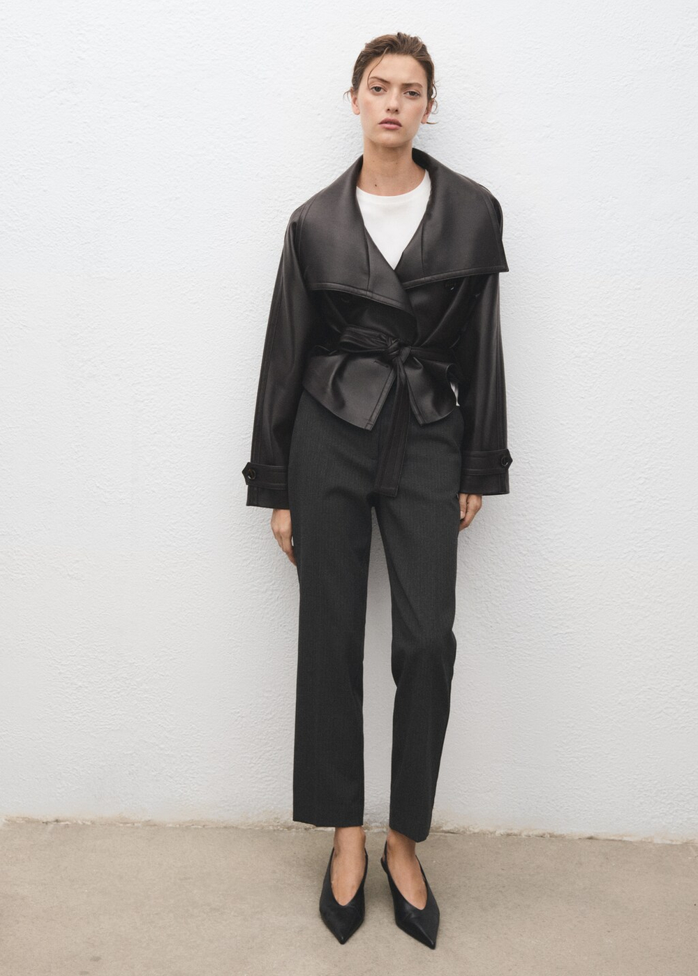 Брюки зауженного укороченного кроя в тонкую полоску