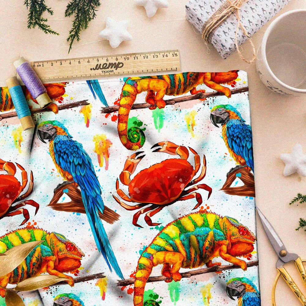 Ткань шифон яркие попугаи, крабы и хамелеоны