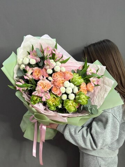 Авторский букет с пионовидной розой сорта "Вегги"