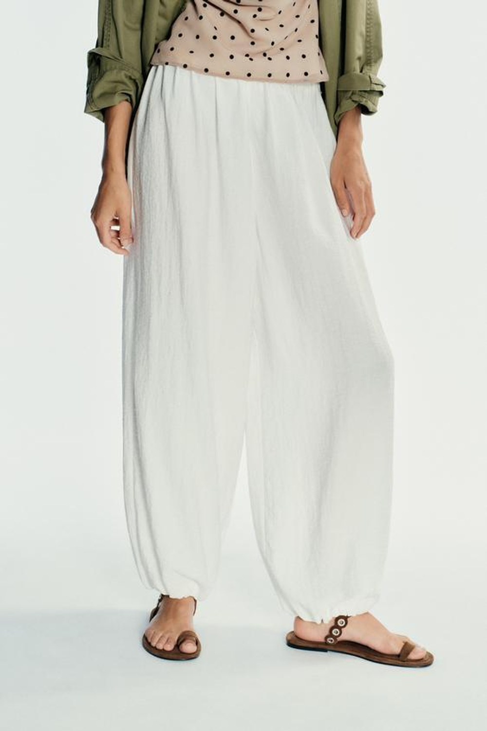 ZARA БРЮКИ-БАГГИ ИЗ СТРУЯЩЕЙСЯ ТКАНИ, ЖЕЛТОВАТО-БЕЛЫЙ