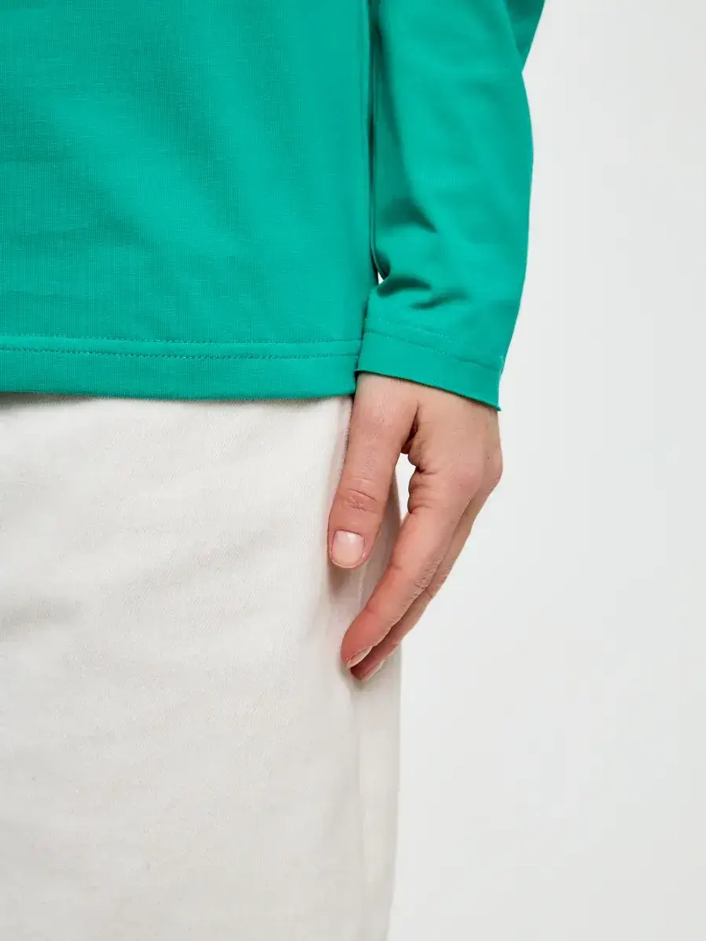 Лонгслив с цельнокроеным воротником