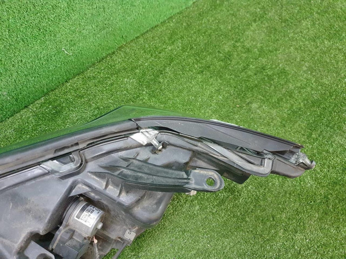 Фара правая Toyota Land Cruiser Prado 150 (2017-н.в.) LED