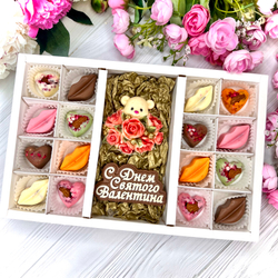 Шоколадный набор: "С Днем Святого Валентина. Мишка с розами": шоколадка-надпись и 16 конфет ручной работы
