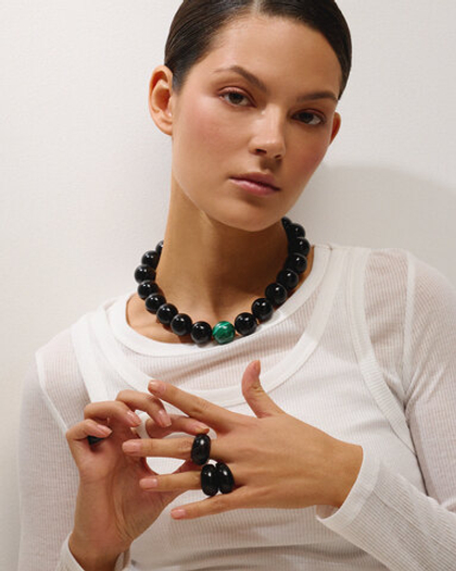 Бусы из черного агата с акцентной бусиной из малахита