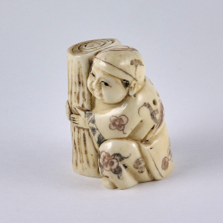 Нэцкэ Ребенок Карако с бревном