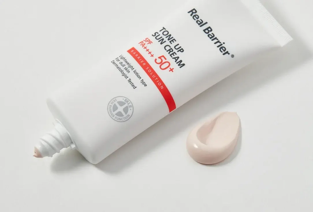 Солнцезащитный крем с осветляющим эффектом - Real Barrier Tone Up Sun Cream SPF50+ РА++++, 40мл.