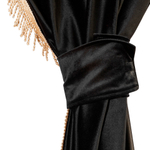 Шторы спального места с ламбрекеном и прихватами в кабину Volvo, Scania, MAN, DAF, Merc, Камаз, Sitrak, Shacman, Foton, FAW. Высота 1,5м, ширина одной стороны - 1,15м. Блэкаут, велюр. Черный цвет с бежевой бахромой