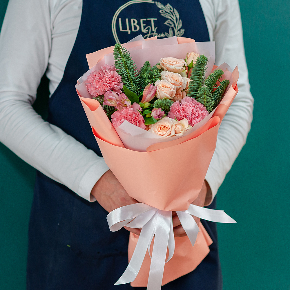 Сборный букет с нобилисом, кустовой розой и диантусами