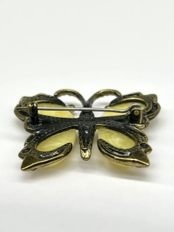 Бронзовая брошь на янтаре