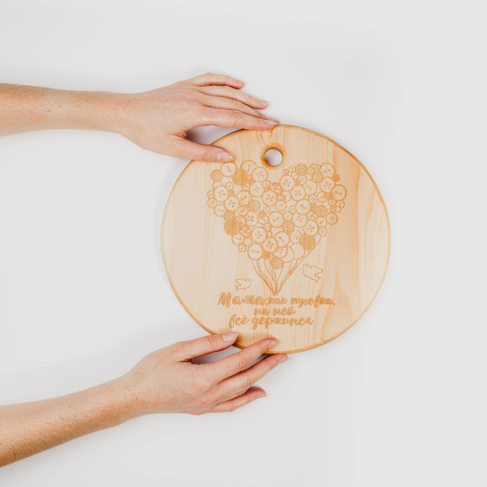 Деревянная менажница круглая с гравировкой из кедра