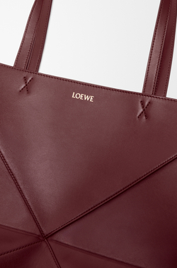 Loewe Средняя складная сумка-тоут Puzzle Fold из блестящей телячьей кожи, бургунди