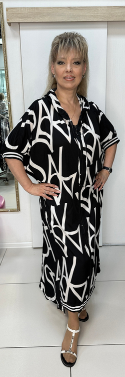 Черно-белое длинное платье с капюшоном на молнии