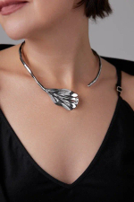 Колье-обруч Flora Belissima ассиметричный плоский лепесток, оттенок серебро