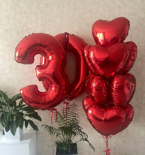 Большие красные цифры с фольгированными сердцами