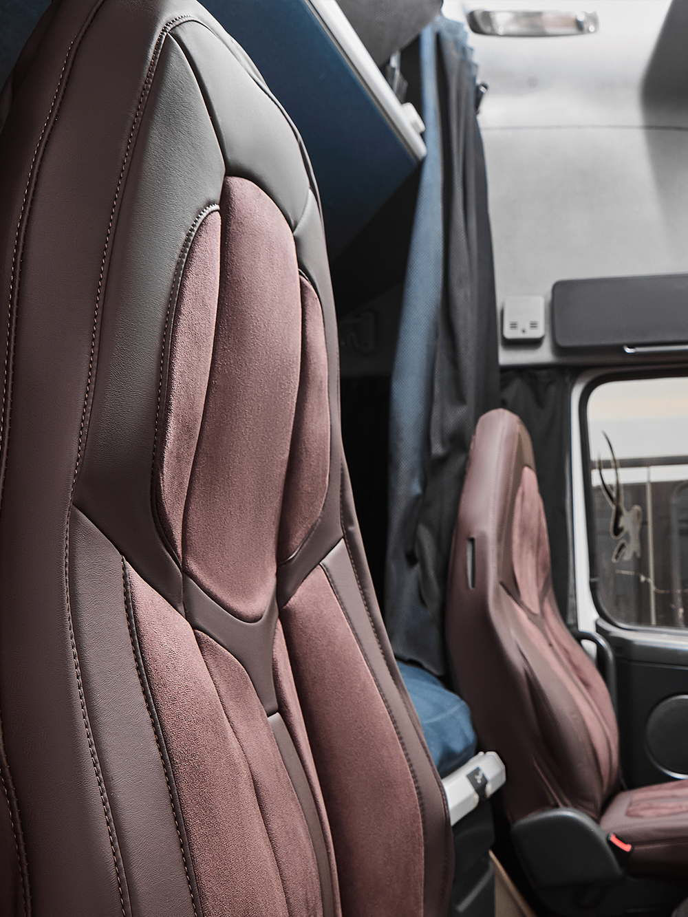 Чехлы Люкс VOLVO FH-13 после 2018 года: водитель от сиденья, пассажир от стойки кабины (один вырез под ремень) (экокожа, коричневый, коричневая вставка)