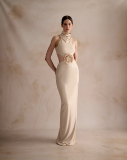 Платье с цветочной деталью на талии