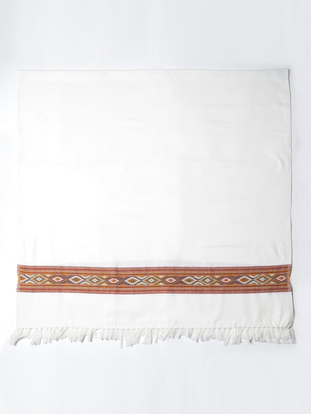 Шерстяной палантин с вышивкой (белый)