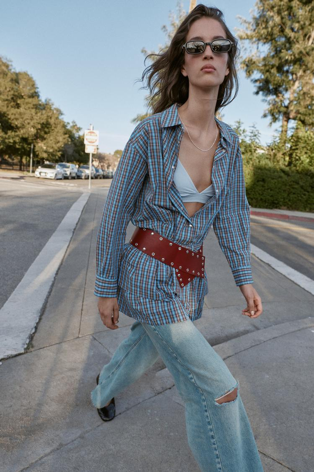 ZARA КОРОТКОЕ ПЛАТЬЕ В КЛЕТКУ С ВОЛАНАМИ И ПОЯСОМ, КОРИЧНЕВО-СИНИЙ