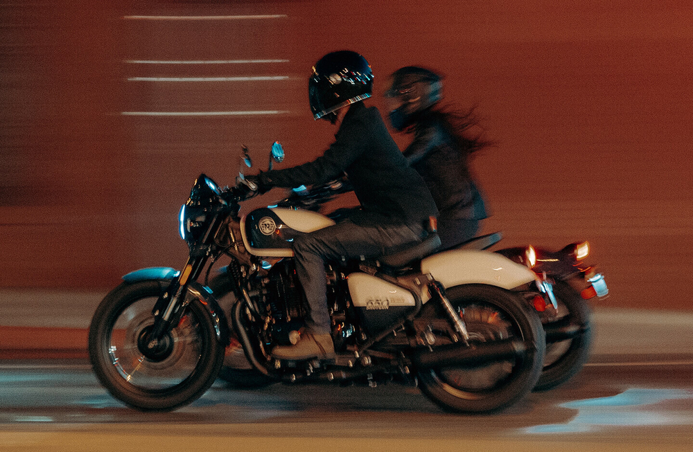 Royal Enfield Shotgun 650 Stencil White (Premium)