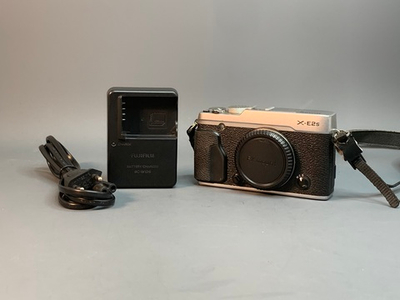 Fujifilm X-E2S внизу небольшой скол на корпусе