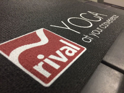 Печать вашего дизайна на коврике для йоги