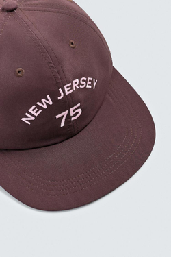 ZARA КЕПКА С ПЛОСКИМ КОЗЫРЬКОМ И ВЫШИВКОЙ, ГРАНАТОВЫЙ