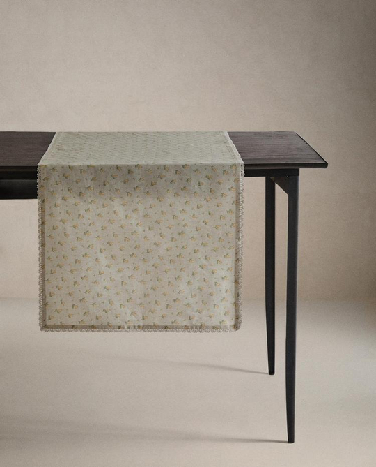 ZARA HOME СКАТЕРТЬ-ДОРОЖКА НА СТОЛ «ПОЛЕВЫЕ ЦВЕТЫ» С КРУЖЕВОМ, ТЕМНО-СЕРЫЙ