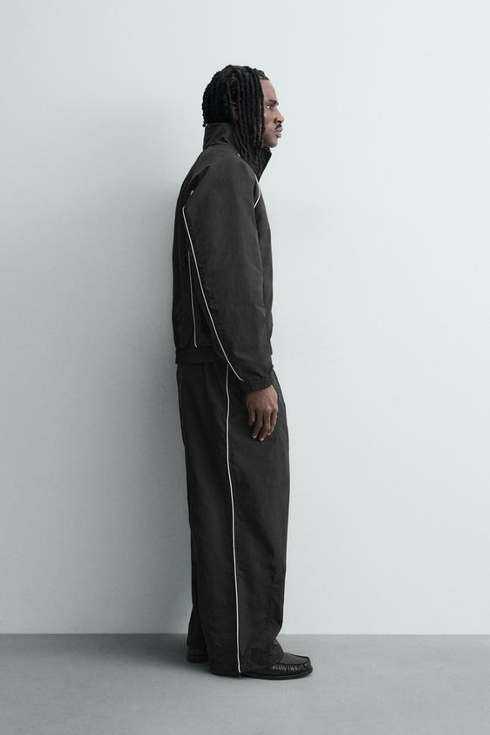 ZARA ДЖОГГЕРЫ ИЗ ВЫСОКОТЕХНОЛОГИЧНОЙ ТКАНИ С КОНТРАСТНЫМИ ПОЛОСАМИ, ЧЕРНЫЙ