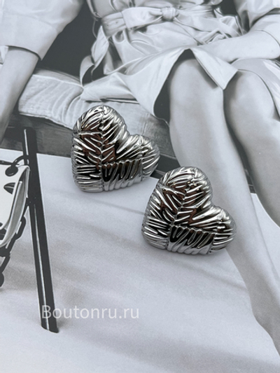Серьги в форме сердца серебристые жатые