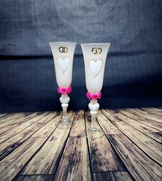 Свадебные бокалы , белые с сердцем и цветочками на ножке