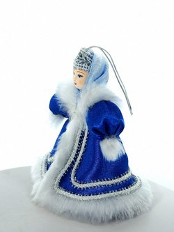 Кукла-подвеска в зимнем девичьем костюме