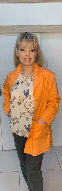 Оранжевый пиджак с темной отстрочкой