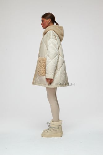 Бежевый пуховик с отделкой из овчины