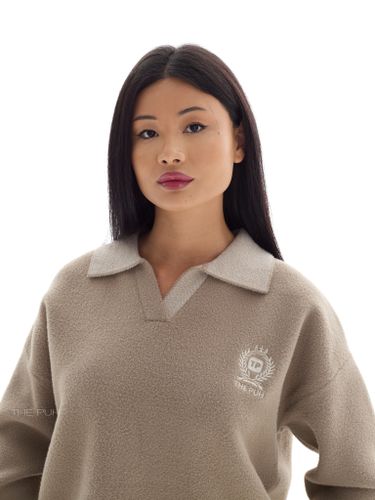 Бежевый костюм с вышивкой и воротом-поло