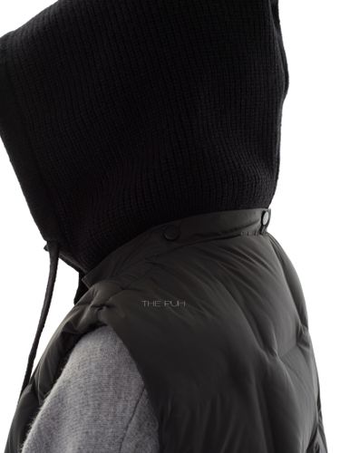 Черный пуховый жилет с вязаным капюшоном