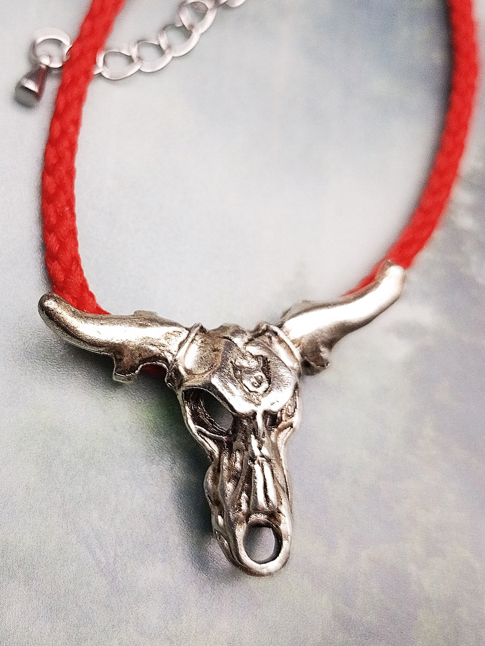 Красная нить от сглаза "Череп быка"